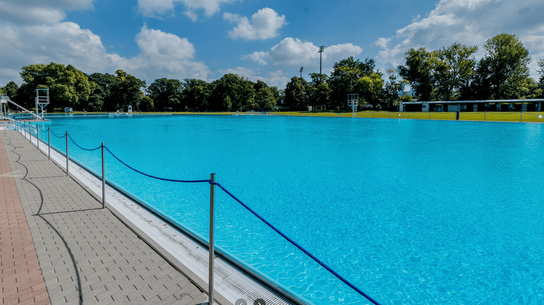 Das Frankfurter Brentanobad (Archivbild): Am Samstag endete der Freibadbesuch für ein Mädchen tödlich. Das Frankfurter Brentanobad (Archivbild): Am Samstag endete der Freibadbesuch für ein Mädchen tödlich.