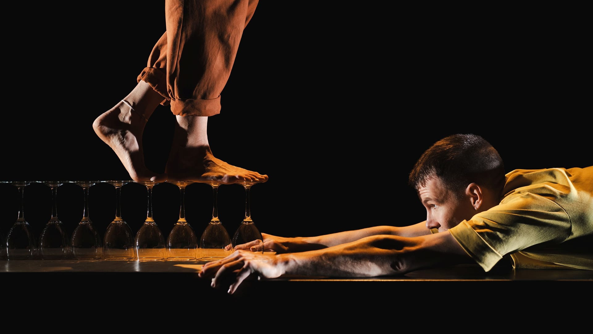 Olo Company: Die Performance "Soft Spot" beinhaltet eine Seiltänzerin, einen Jongleur und mehrere hundert Weingläser.