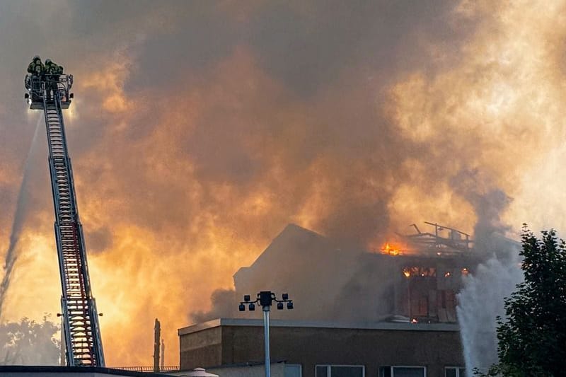 Die Feuerwehr löscht den Großbrand im früheren Domizil der Staatsoperette in Dresden-Leuben: Die Einsatzkräfte waren insgesamt 18 Stunden vor Ort.