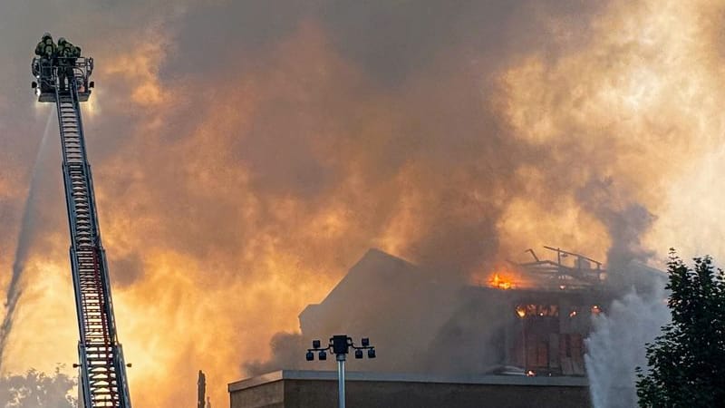 Die Feuerwehr löscht den Großbrand im früheren Domizil der Staatsoperette in Dresden-Leuben: Die Einsatzkräfte waren insgesamt 18 Stunden vor Ort.