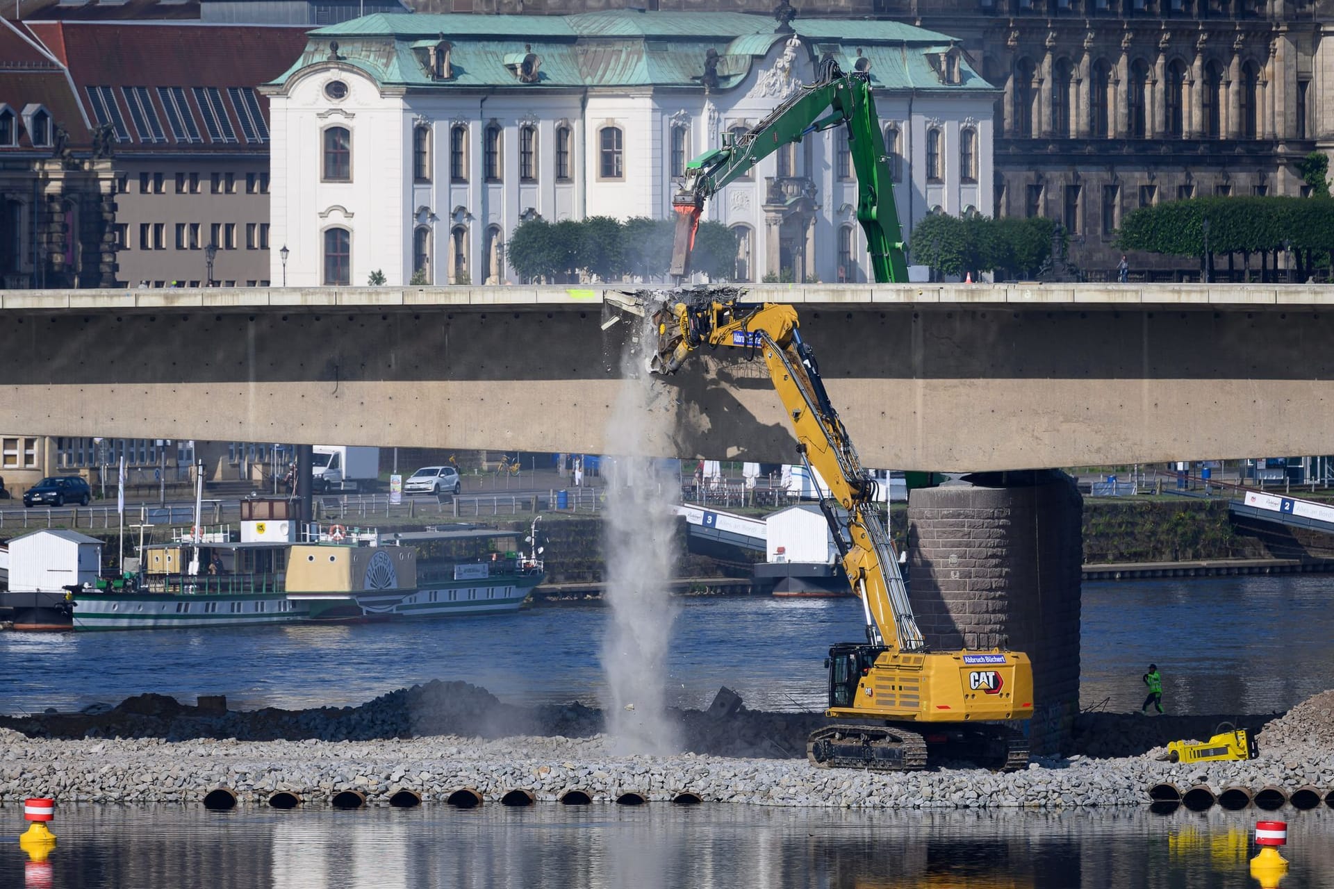 Die Abrissarbeiten der äußerlich unversehrten restlichen Teile A und B der Carolabrücke haben begonnen.
