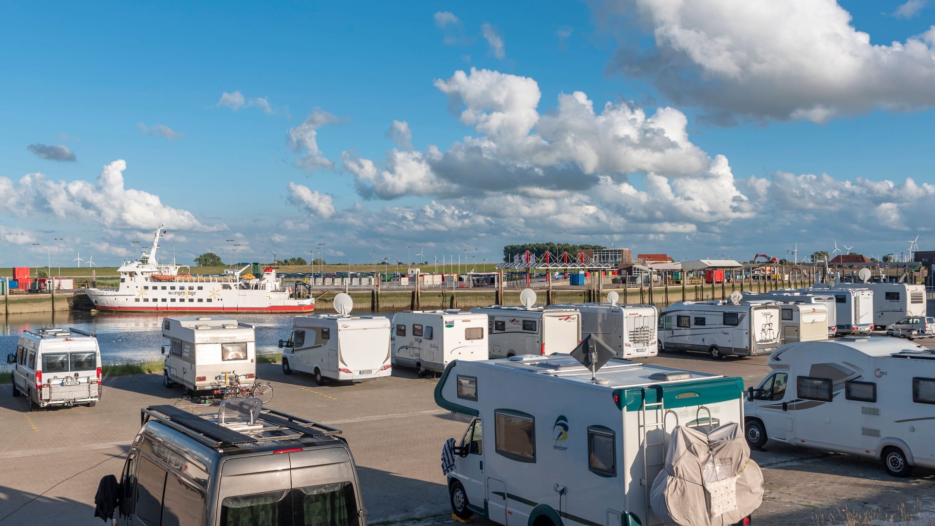Der Stellplatz für Wohnmobile am Hafen von Harlesiel.