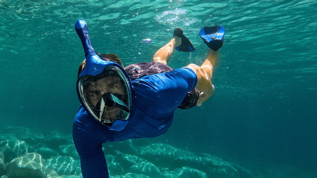 Mit der Schnorchelmaske von Khroom lässt sich das Meer auch unter Wasser erkunden.