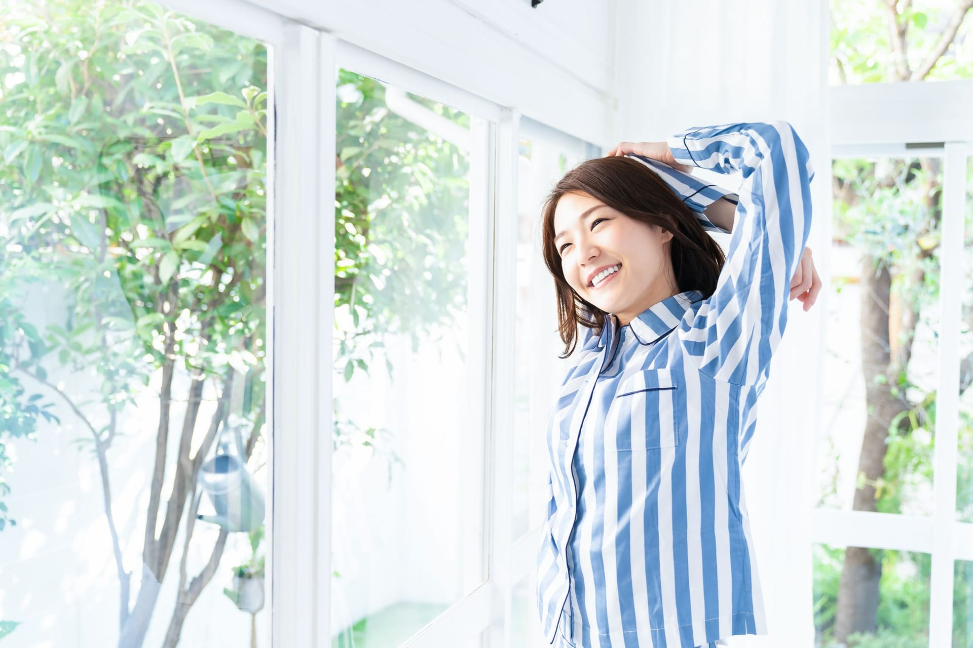 Asiatische Frau: Auch andere Kulturen haben effektive Mittel, um die Wohnungen im Sommer kühl zu halten.