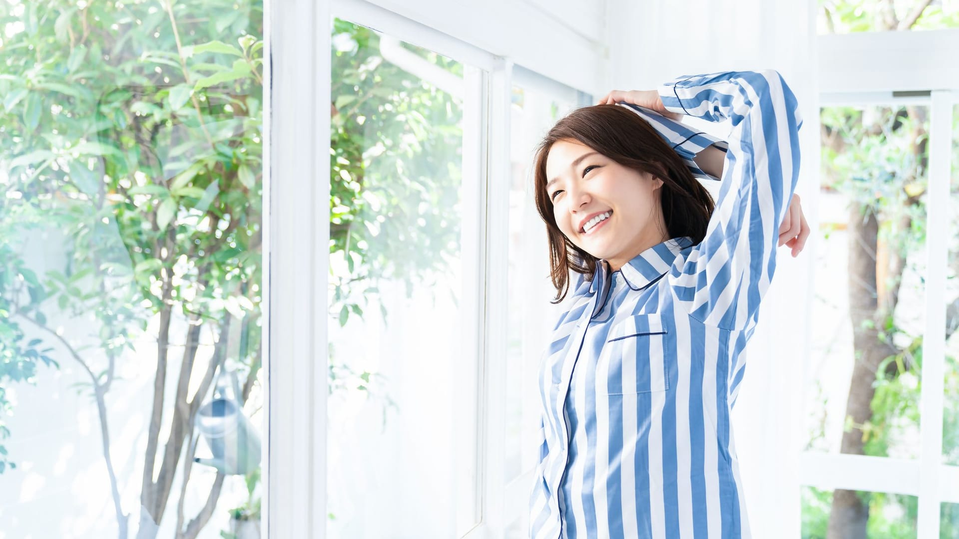 Asiatische Frau: Auch andere Kulturen haben effektive Mittel, um die Wohnungen im Sommer kühl zu halten. Asiatische Frau: Auch andere Kulturen haben effektive Mittel, um die Wohnungen im Sommer kühl zu halten.