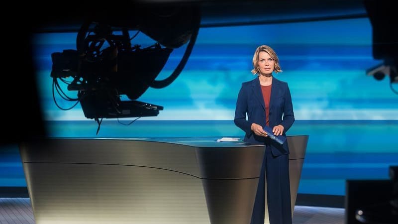 "Tagesthemen"-Moderatorin Jessy Wellmer im Studio: Zunächst soll der Nachrichtenblock am Wochenende wegfallen.