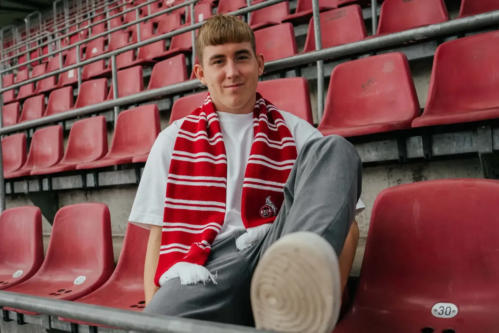 Der neue Mittelfeldspieler des 1. FC Köln: Isak Johannesson ist in der Domstadt vorgestellt worden.