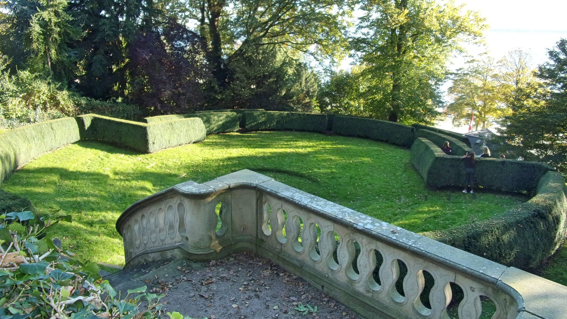 Neobarocke Freitreppe und Hecken-Freilufttheater im Römischen Garten unterhalb der Terrasse. Das Heckentheater und die Treppe stammen aus dem Jahr 1924.