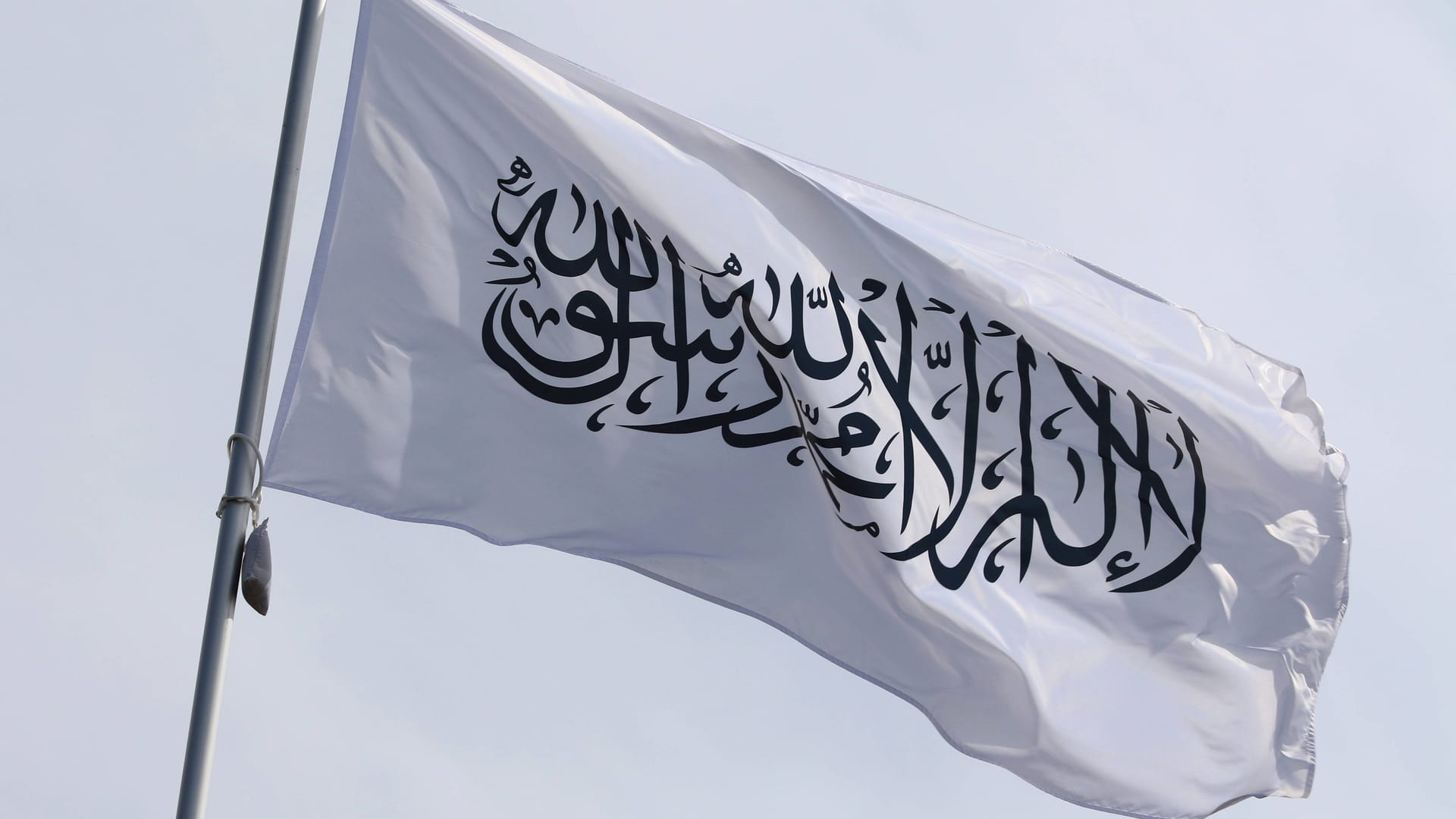 Die Nationalflagge Afghanistans mit der arabischen Aufschrift "Es gibt keinen Gott außer Allah, und Mohammed ist der Gesandte Allahs" (Archivfoto): Die Taliban haben das Land zu einem Emirat gemacht.