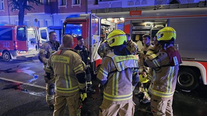 Rettungskräfte an einer Einsatzstelle: Eine Person musste ins Krankenhaus gebracht werden.