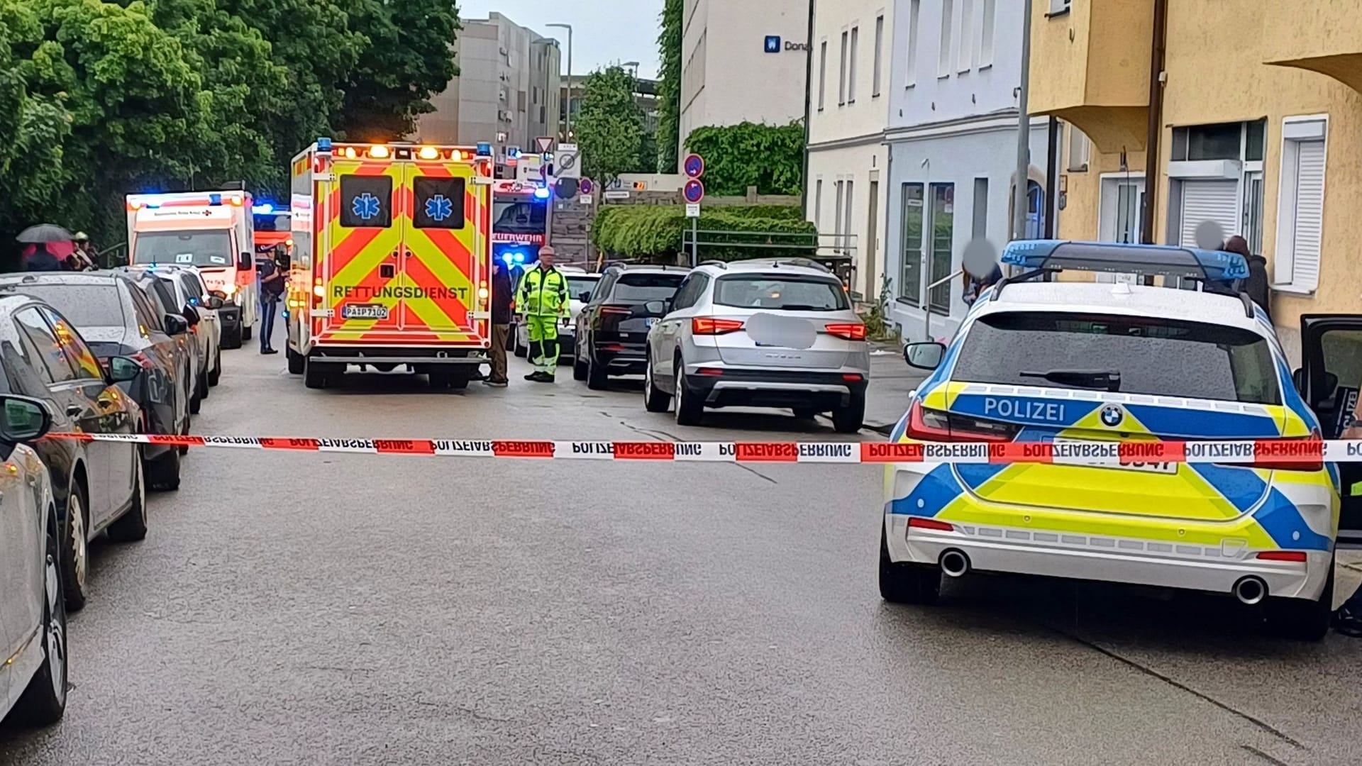 Mann fährt in Passau mit Auto in Menschengruppe Mann fährt in Passau mit Auto in Menschengruppe