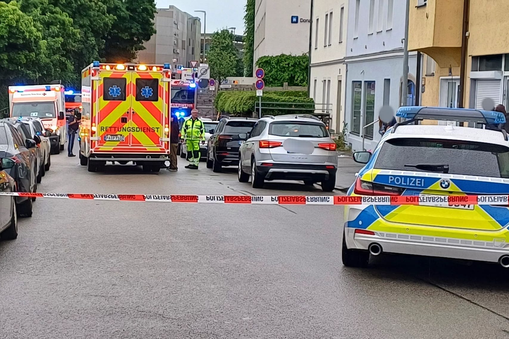 Mann fährt in Passau mit Auto in Menschengruppe