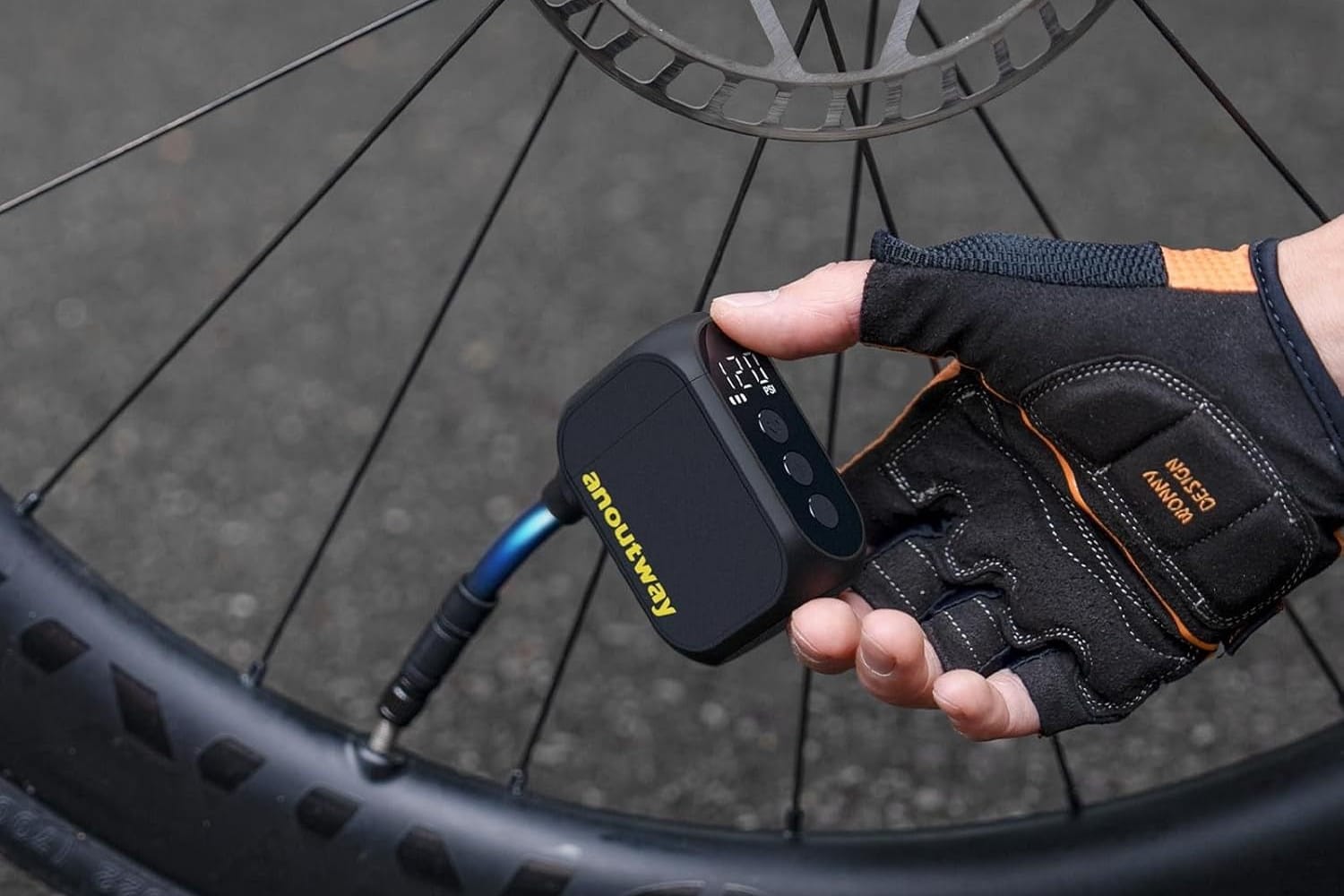 Eine elektrische Fahrradpumpe erleichtert das Aufpumpen der Reifen.