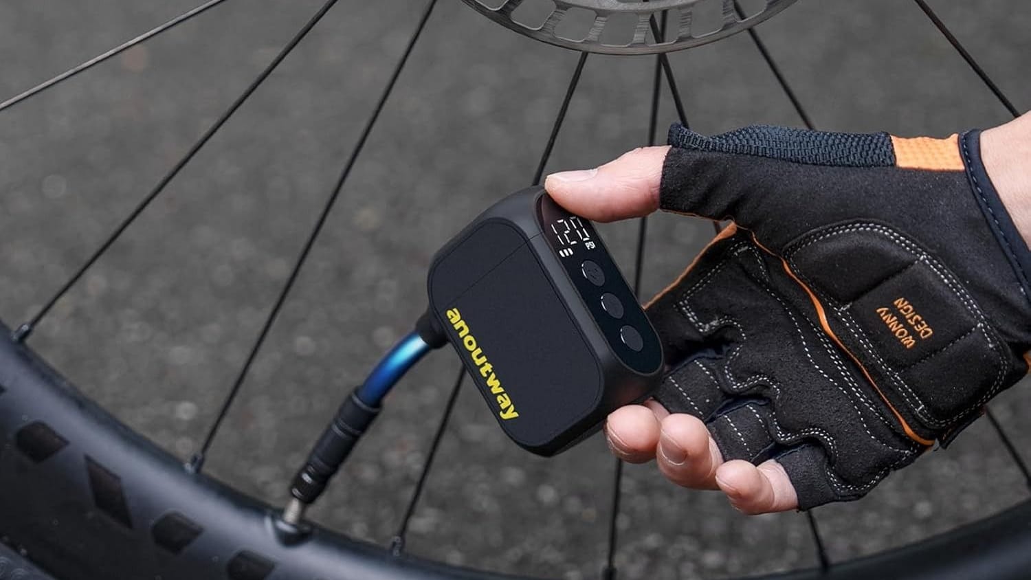 Eine elektrische Fahrradpumpe erleichtert das Aufpumpen der Reifen.