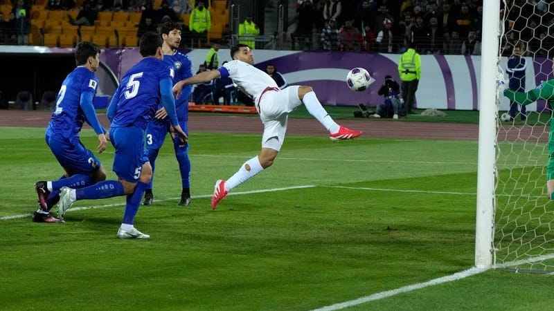 Szene aus der Partie gegen die Vereinigten Arabischen Emirate: Usbekistan wird auch bei der WM 2026 an den Start gehen. Szene aus der Partie gegen die Vereinigten Arabischen Emirate: Usbekistan wird auch bei der WM 2026 an den Start gehen.