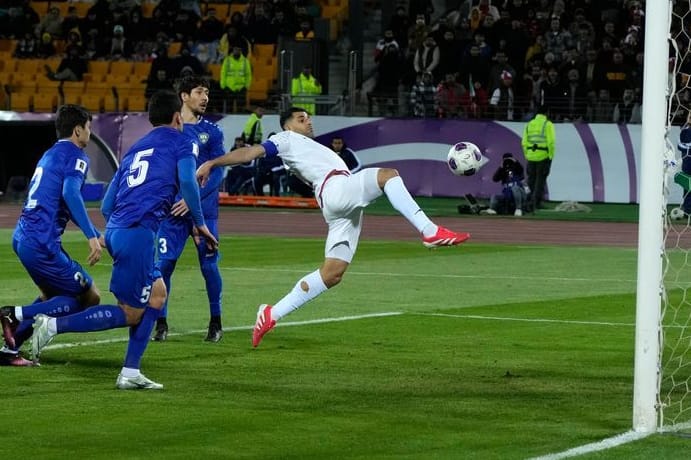 Szene aus der Partie gegen die Vereinigten Arabischen Emirate: Usbekistan wird auch bei der WM 2026 an den Start gehen.