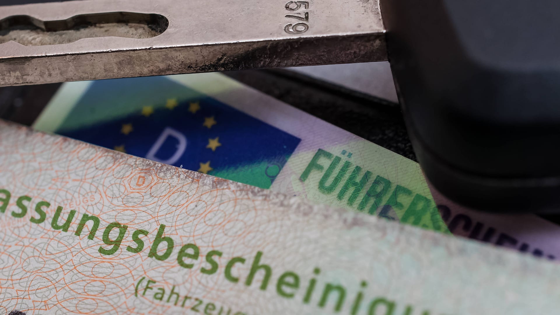 Vielleicht schon ungültig: Alte Papierführerscheine und frühe Scheckkartenformate müssen bis 2033 nach und nach umgetauscht werden. Vielleicht schon ungültig: Alte Papierführerscheine und frühe Scheckkartenformate müssen bis 2033 nach und nach umgetauscht werden.