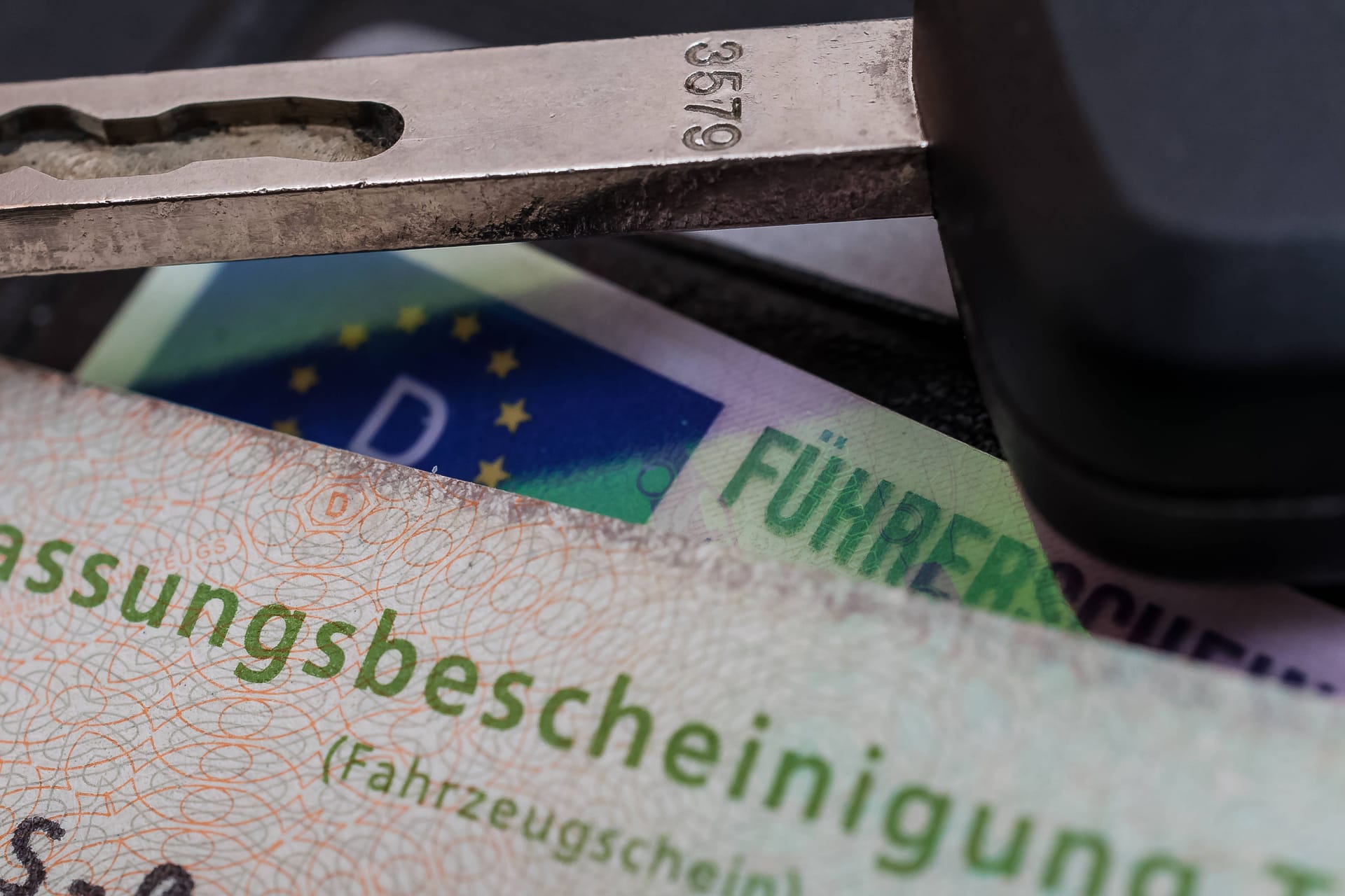 Vielleicht schon ungültig: Alte Papierführerscheine und frühe Scheckkartenformate müssen bis 2033 nach und nach umgetauscht werden.