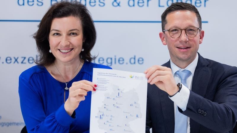 Dorothee Bär (CSU, l.), Bundesforschungsministerin, und Falko Mohrs (SPD), niedersächsischer Minister für Wissenschaft und Kultur, präsentieren eine Grafik bei einer Pressekonferenz der Deutschen Forschungsgemeinschaft (DFG). Dorothee Bär (CSU, l.), Bundesforschungsministerin, und Falko Mohrs (SPD), niedersächsischer Minister für Wissenschaft und Kultur, präsentieren eine Grafik bei einer Pressekonferenz der Deutschen Forschungsgemeinschaft (DFG).