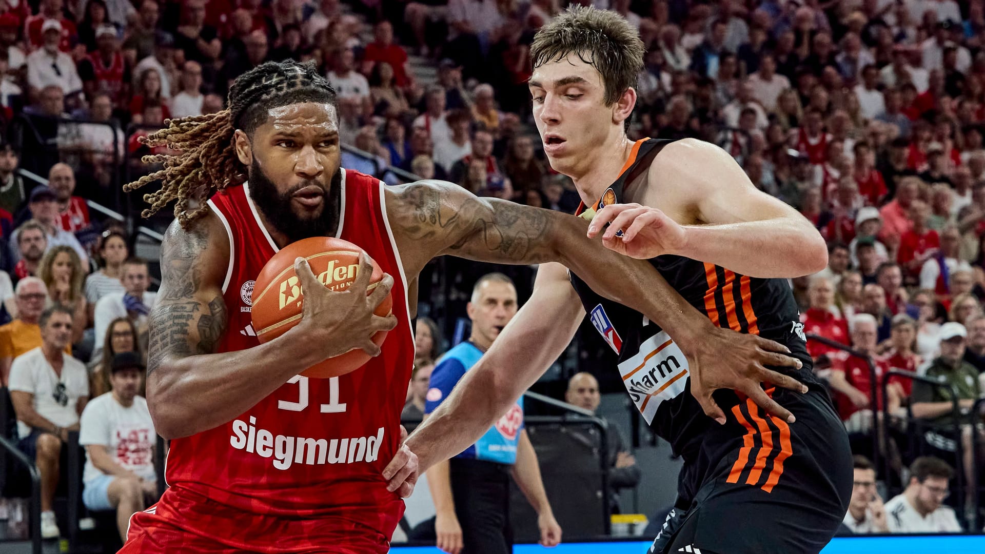 München Devin Brooker gegen Ulms Justinian Jessup: Aktuell steht es in der Serie 2:2-Unentschieden. München Devin Brooker gegen Ulms Justinian Jessup: Aktuell steht es in der Serie 2:2-Unentschieden.