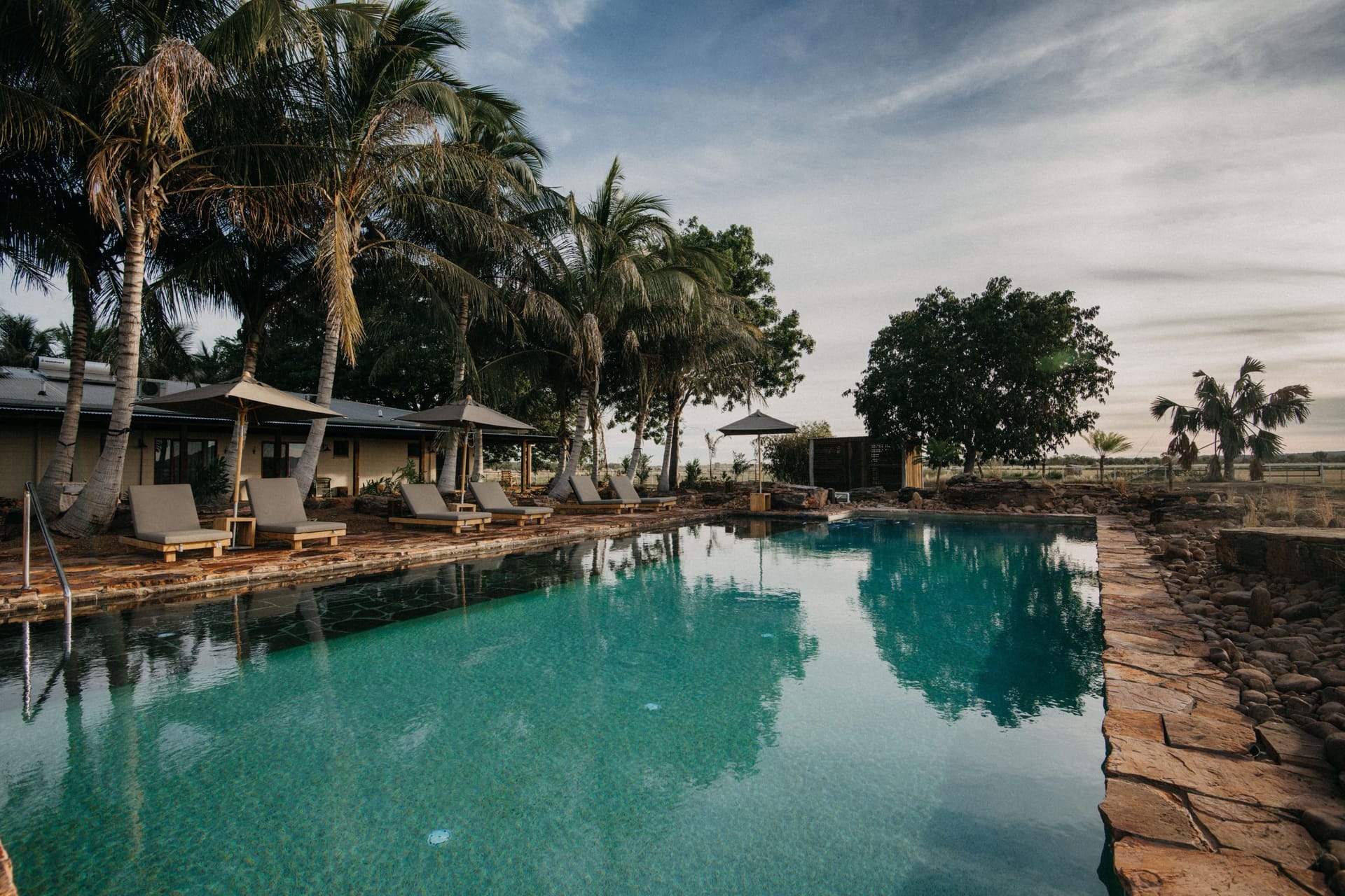 Das Gästehaus liegt direkt am Pool, der einen Blick auf die Koppel bietet.