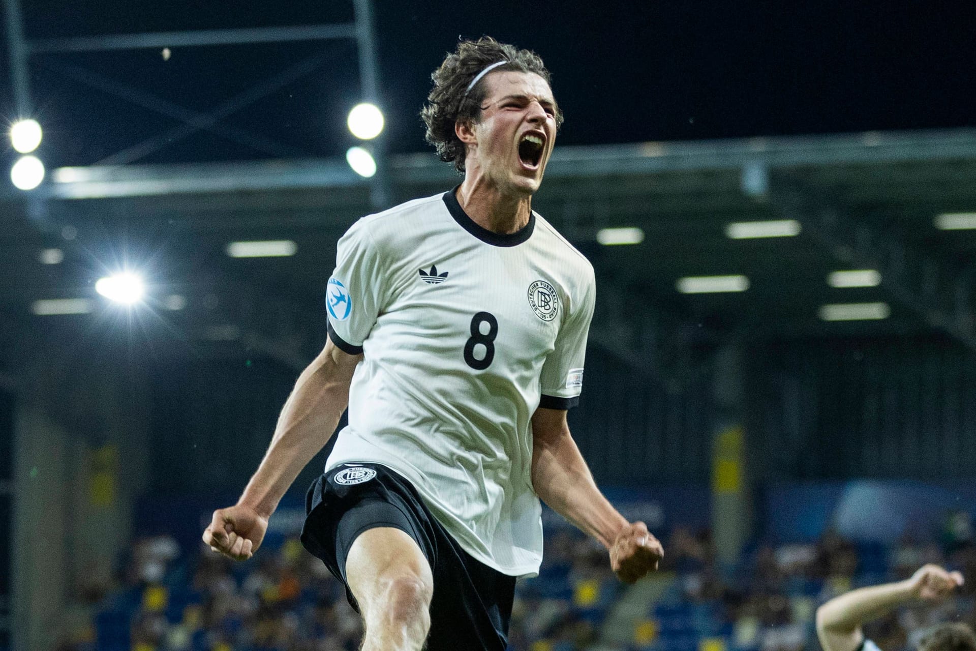 Merlin Röhl (ab 62.): Ersetzte Nebel auf der linken Seite. Brachte zunächst Frische ins deutsche Offensivspiel mittels einer Kopfballchance nach Ecke (67.) und der Hereingabe, die das 2:1 einleitete (87.). Drei Minuten vor Ablauf der Verlängerung fasste er sich ein Herz und zog eiskalt ins linke Eck ab. Der Matchwinner der Partie. Note 2 Merlin Röhl (ab 62.): Ersetzte Nebel auf der linken Seite. Brachte zunächst Frische ins deutsche Offensivspiel mittels einer Kopfballchance nach Ecke (67.) und der Hereingabe, die das 2:1 einleitete (87.). Drei Minuten vor Ablauf der Verlängerung fasste er sich ein Herz und zog eiskalt ins linke Eck ab. Der Matchwinner der Partie. Note 2