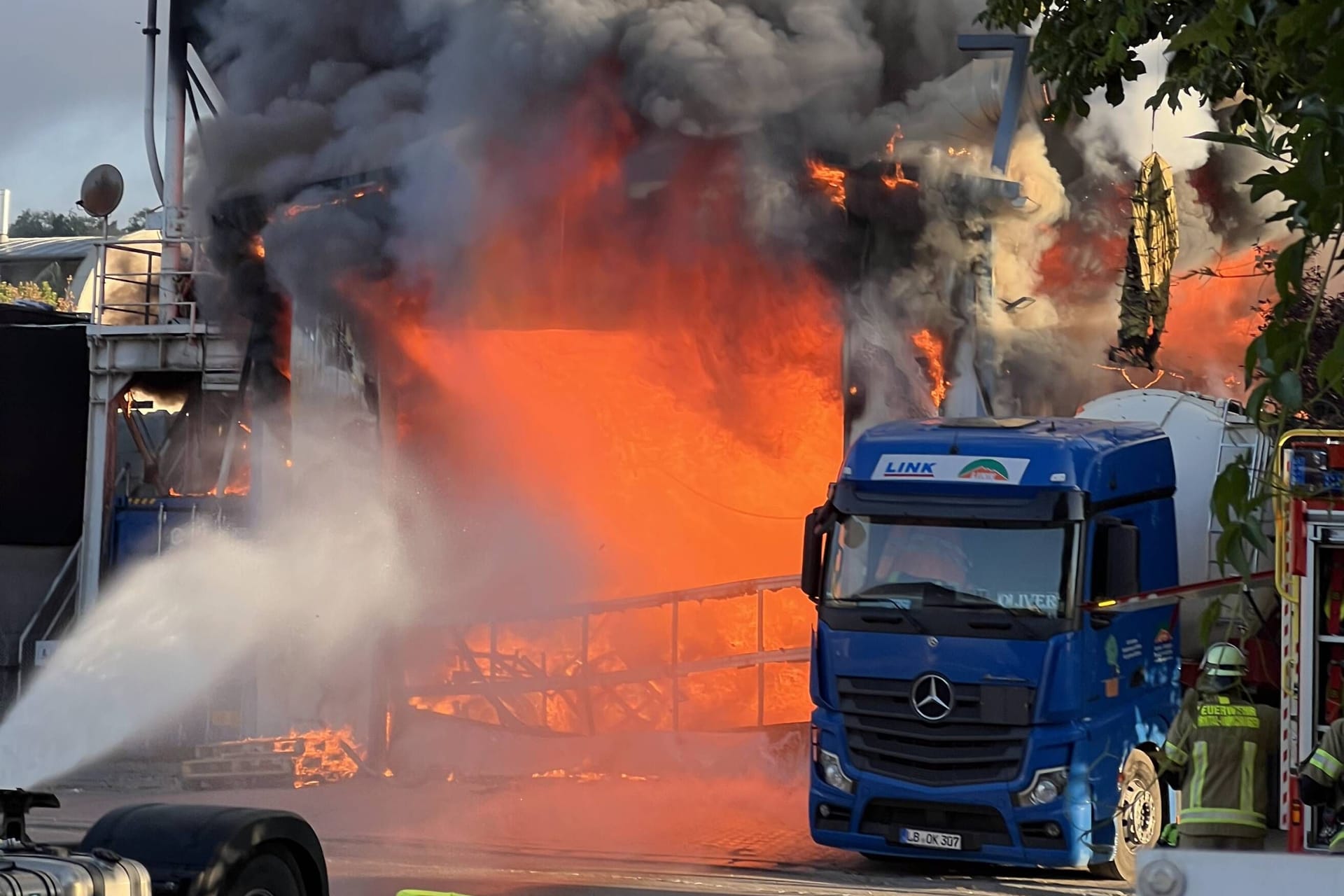 Feuerwehrleute bekämpfen einen Großbrand nahe Stuttgart: Handelte der Täter aus politischer Motivation?