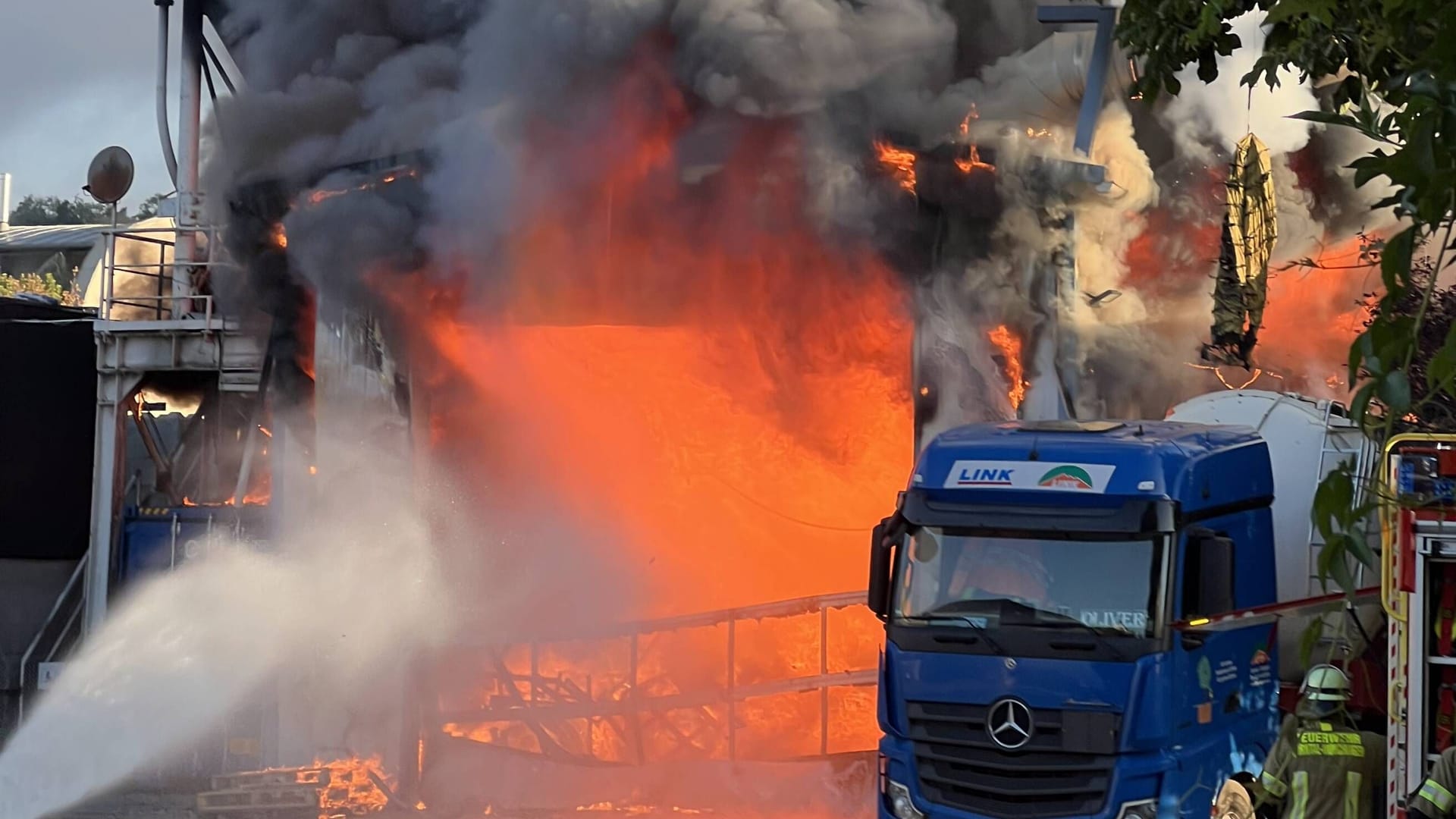Feuerwehrleute bekämpfen einen Großbrand nahe Stuttgart: Handelte der Täter aus politischer Motivation?