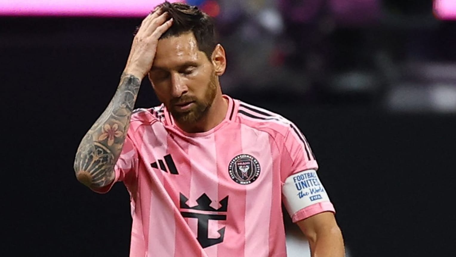 Lionel Messi streicht sich durch die Haare: Das Spiel gegen Paris wurde zum Debakel für den Argentinier.