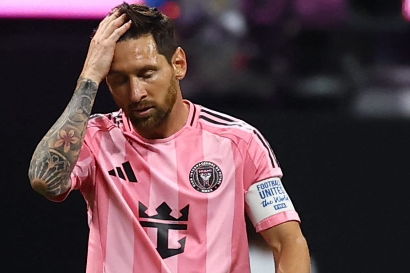 Lionel Messi streicht sich durch die Haare: Das Spiel gegen Paris wurde zum Debakel für den Argentinier.