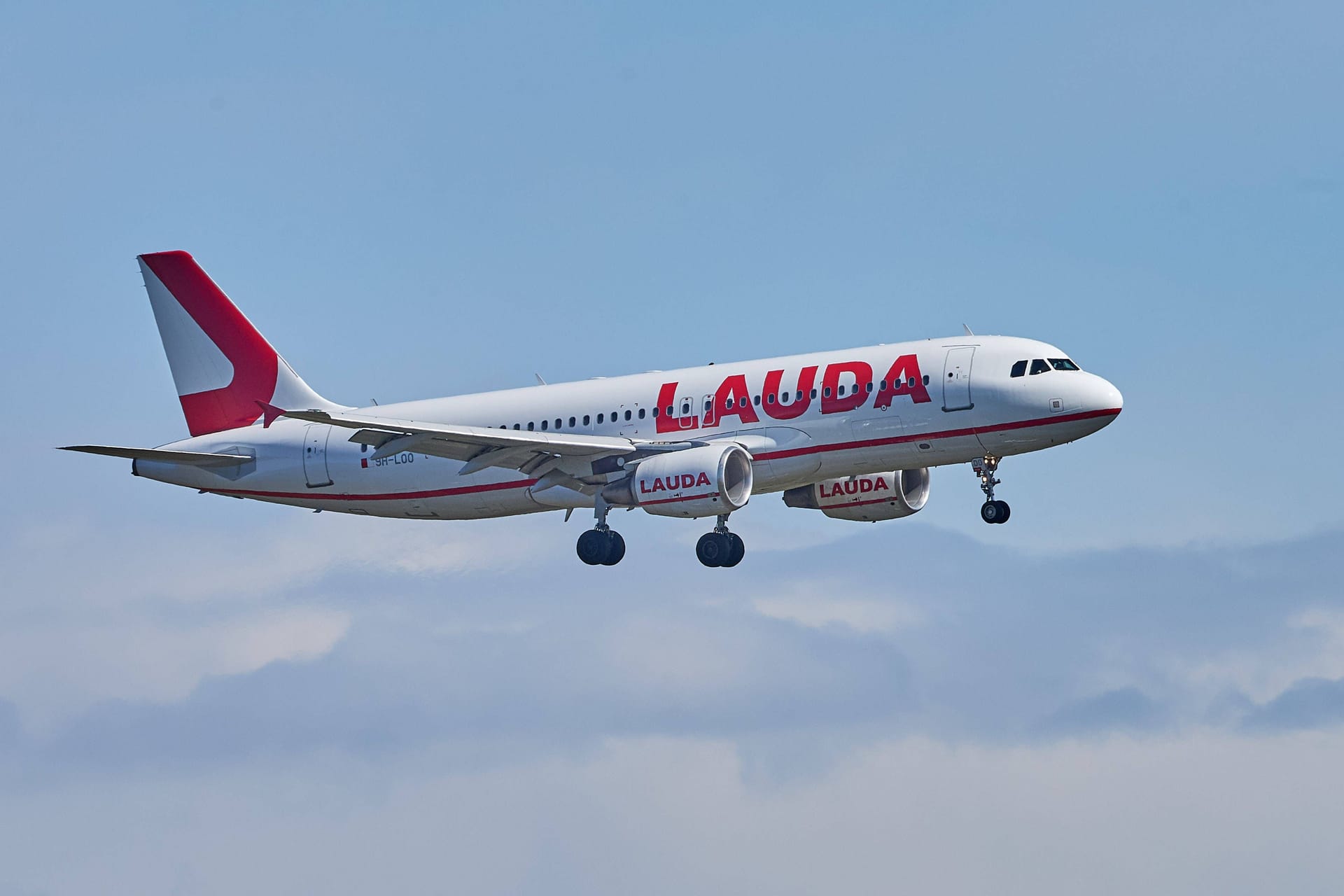 Eine Maschine der österreichischen Fluggesellschaft Lauda Air (Archivbild): Nach einer mutmaßlichen Rauchentwicklung musste das Flugzeug seine Reise abbrechen.