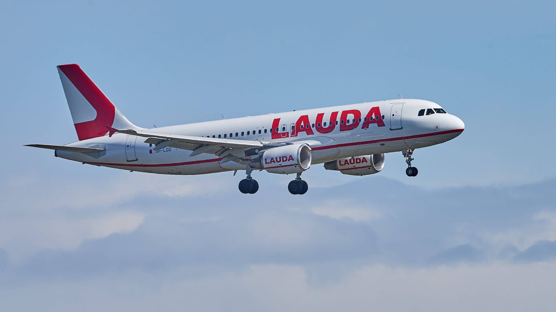 Eine Maschine der österreichischen Fluggesellschaft Lauda Air (Archivbild): Nach einer mutmaßlichen Rauchentwicklung musste das Flugzeug seine Reise abbrechen.