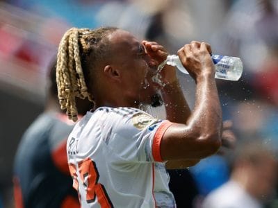 Der FC Bayern muss sich bei der Klub-WM Benfica Lissabon mit 0:1 geschlagen geben und verspielt damit den Gruppensieg. Die Rotation von Chefcoach Vincent Kompany geht dabei nach hinten los. Bayerns B-Elf enttäuscht fast auf ganzer Linie. Die Einzelkritik. Der FC Bayern muss sich bei der Klub-WM Benfica Lissabon mit 0:1 geschlagen geben und verspielt damit den Gruppensieg. Die Rotation von Chefcoach Vincent Kompany geht dabei nach hinten los. Bayerns B-Elf enttäuscht fast auf ganzer Linie. Die Einzelkritik.