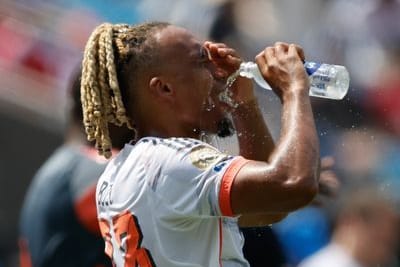 Der FC Bayern muss sich bei der Klub-WM Benfica Lissabon mit 0:1 geschlagen geben und verspielt damit den Gruppensieg. Die Rotation von Chefcoach Vincent Kompany geht dabei nach hinten los. Bayerns B-Elf enttäuscht fast auf ganzer Linie. Die Einzelkritik.