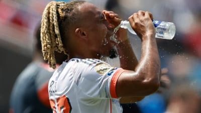 Der FC Bayern muss sich bei der Klub-WM Benfica Lissabon mit 0:1 geschlagen geben und verspielt damit den Gruppensieg. Die Rotation von Chefcoach Vincent Kompany geht dabei nach hinten los. Bayerns B-Elf enttäuscht fast auf ganzer Linie. Die Einzelkritik.