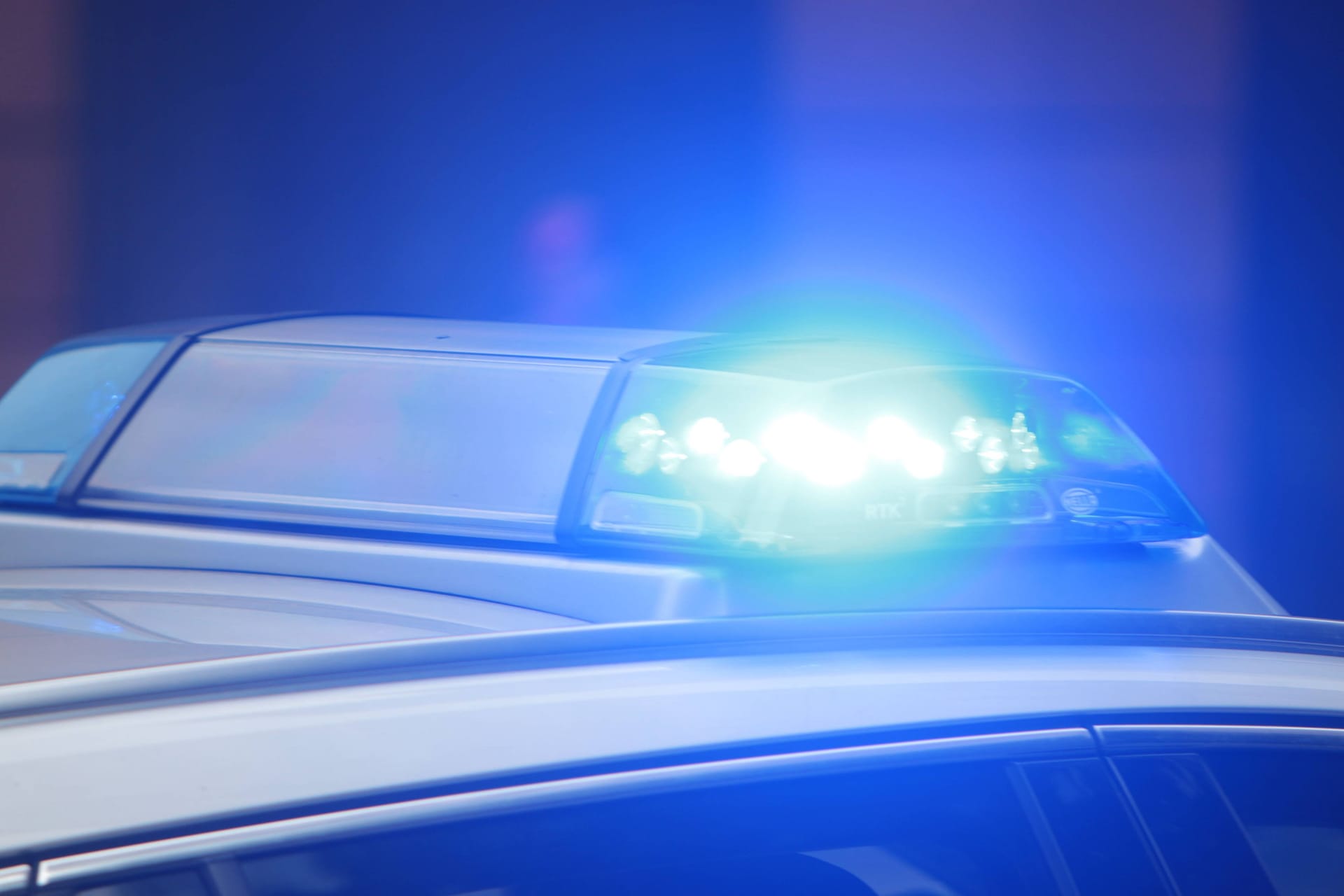 Polizeiwagen mit Blaulicht (Symbolbild): Bislang geht die Polizei von insgesamt drei Verletzten aus.