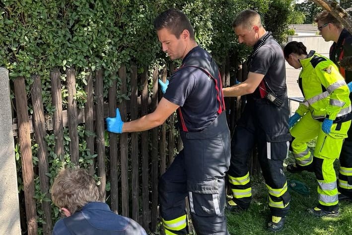 In München musste ein Senior nach einem Sturz von Feuerwehrleuten aus seinem Garten befreit werden.