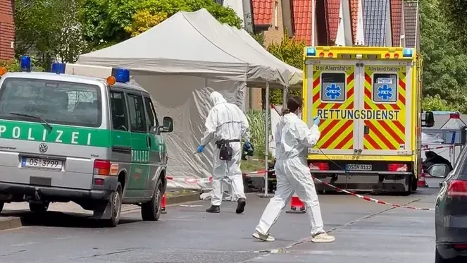 Beamte der Spurensicherung sind am Tatort im Einsatz: Eine Frau und ein Mann sind vor einem Haus gewaltsam ums Leben gekommen.