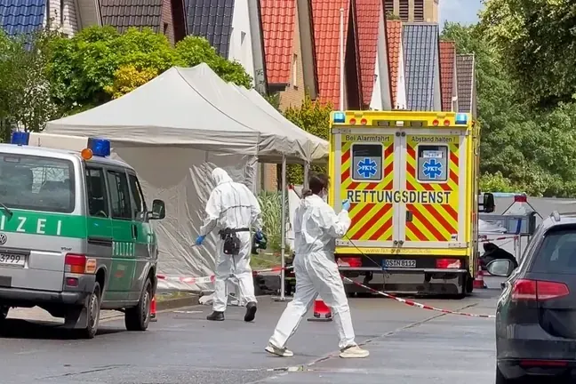 Beamte der Spurensicherung sind am Tatort im Einsatz: Eine Frau und ein Mann sind vor einem Haus gewaltsam ums Leben gekommen.