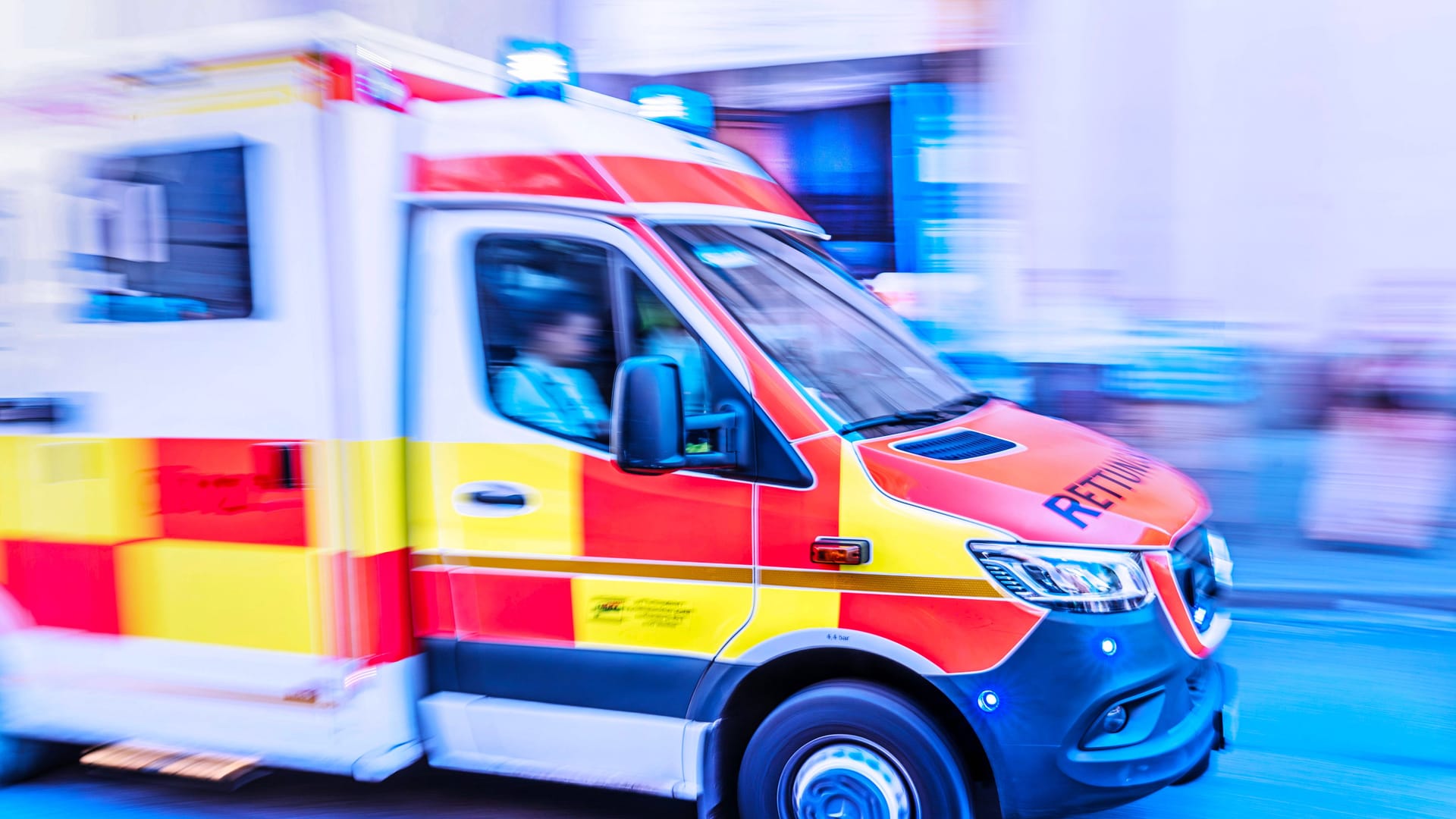 Ein Krankenwagen auf Einsatzfahrt in München (Archivbild): Die Angreiferin wurde in eine psychiatrische Klinik eingewiesen. Ein Krankenwagen auf Einsatzfahrt in München (Archivbild): Die Angreiferin wurde in eine psychiatrische Klinik eingewiesen.