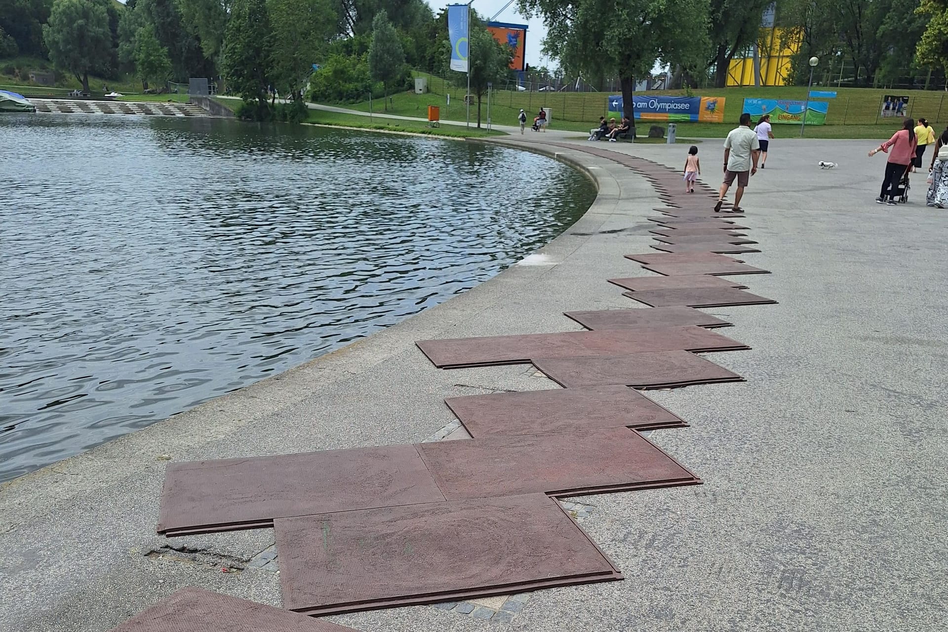 Metallplatten bedecken derzeit die Handabdrücke am Munich Olympic Walk of Stars: Sie sollen die Ehrenplatten vor Beschädigung schützen.