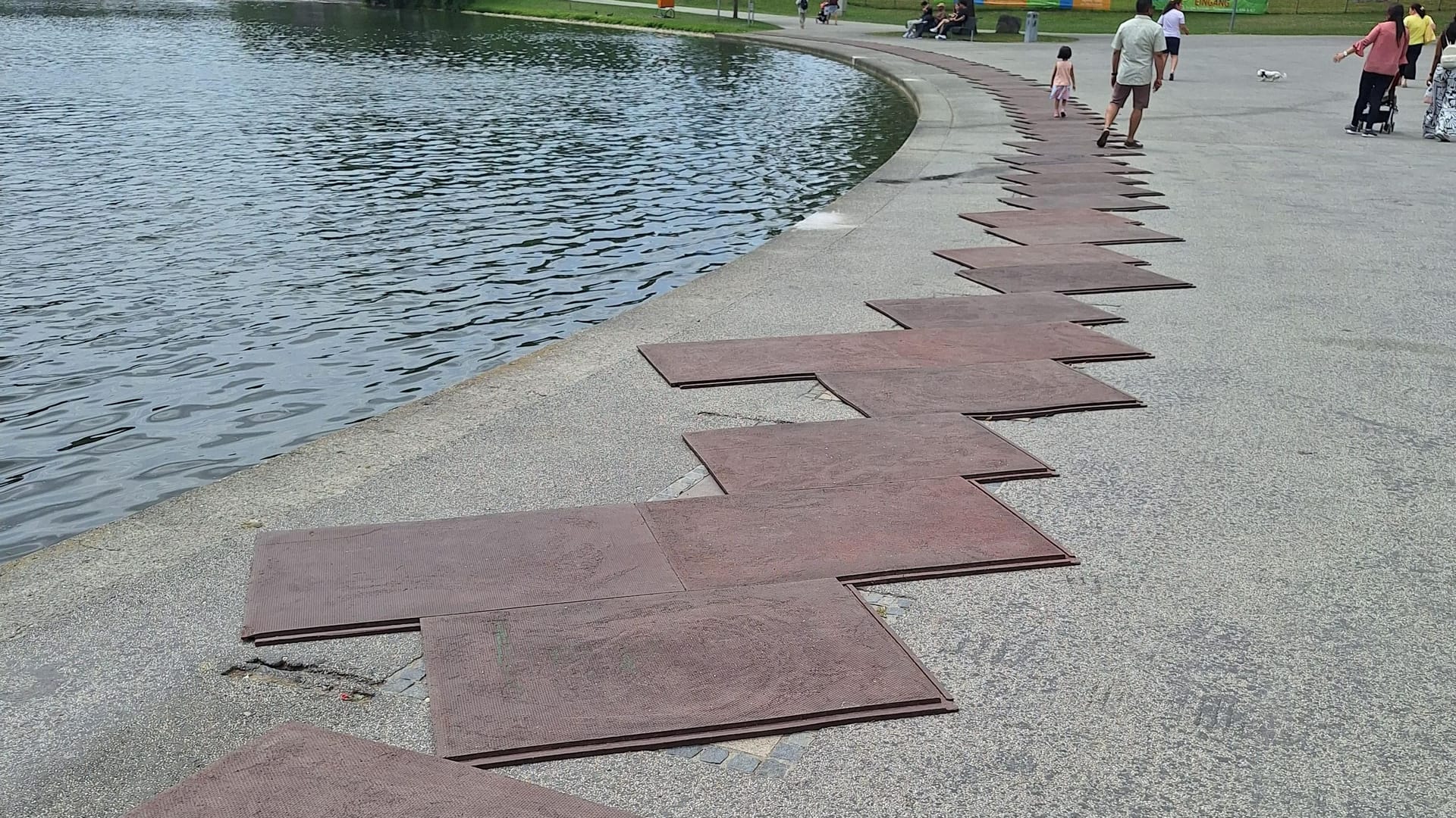 Metallplatten bedecken derzeit die Handabdrücke am Munich Olympic Walk of Stars: Sie sollen die Ehrenplatten vor Beschädigung schützen.