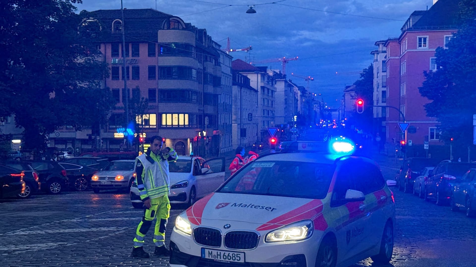Die beiden von der Frau angegriffenen Menschen kamen mit leichten Verletzungen davon.