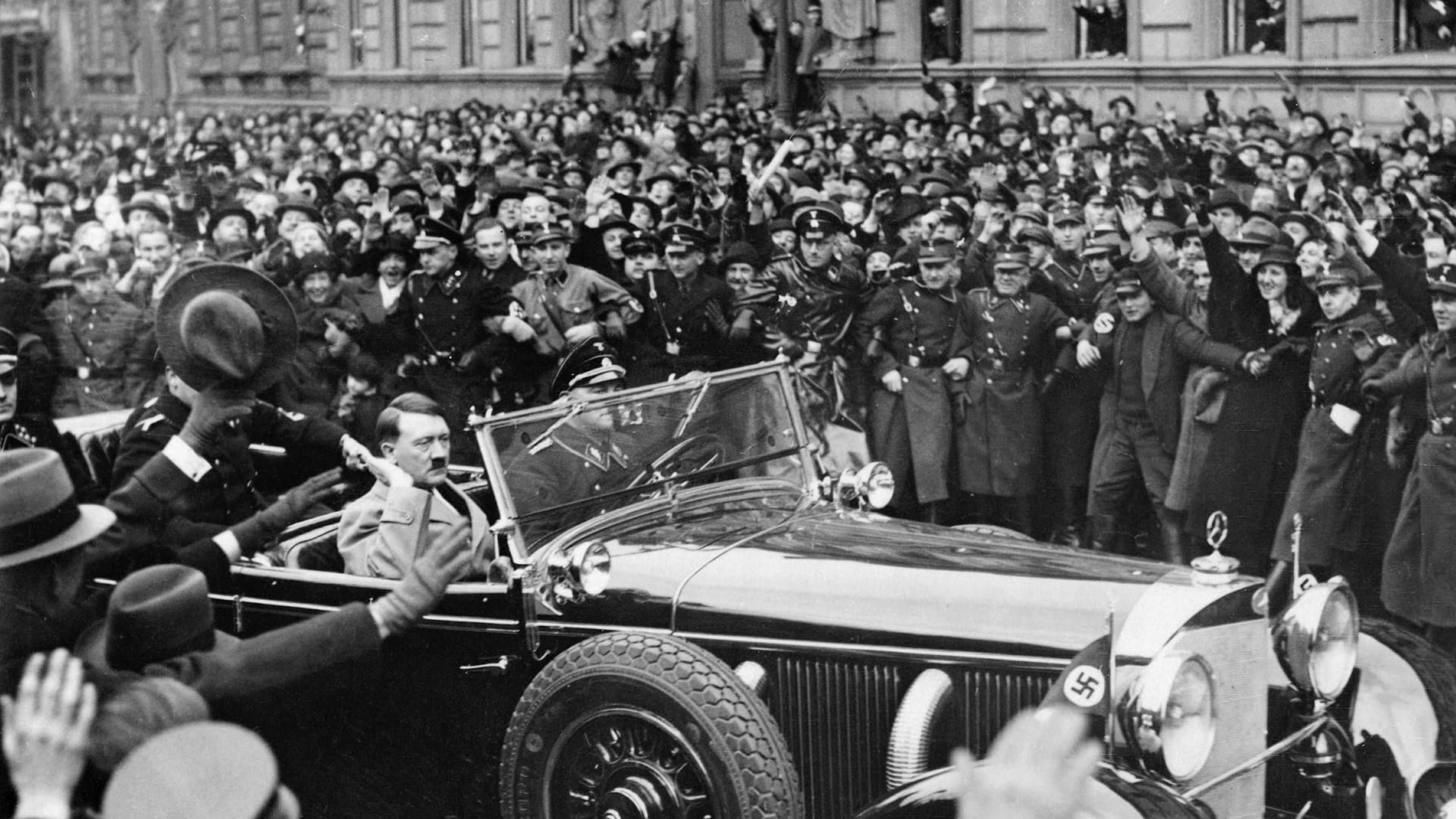 Parade mit Adolf Hitler, 1934, ein Jahr nach seiner Machtübernahme (Archivbild): Gesellschaften können sehr schnell in eine Autokratie abgleiten.