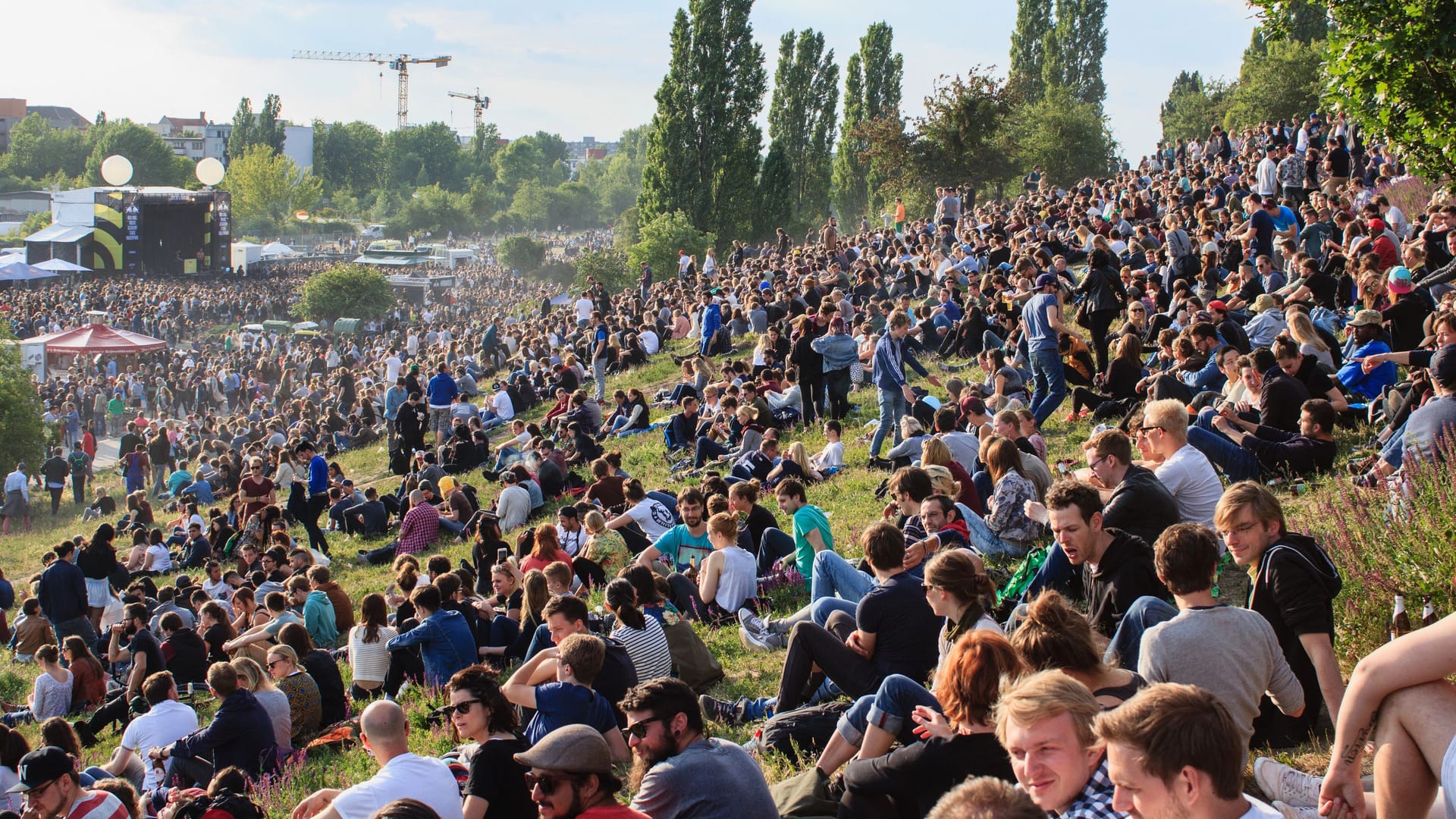 Menschen feiern die "Fête de la Musique" im Mauerpark (Archivbild): Am 21. Juni finden in Berlin knapp 1.000 Gratis-Konzerte statt. Menschen feiern die "Fête de la Musique" im Mauerpark (Archivbild): Am 21. Juni finden in Berlin knapp 1.000 Gratis-Konzerte statt.