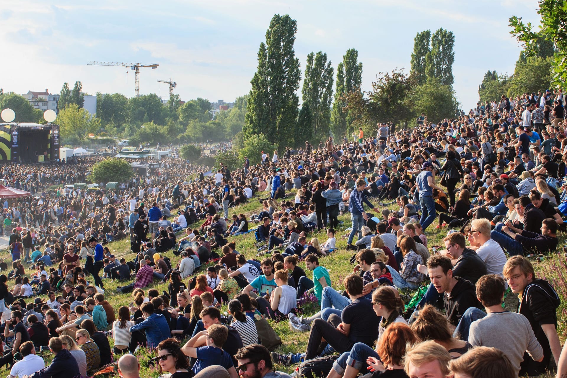 Menschen feiern die "Fête de la Musique" im Mauerpark (Archivbild): Am 21. Juni finden in Berlin knapp 1.000 Gratis-Konzerte statt.