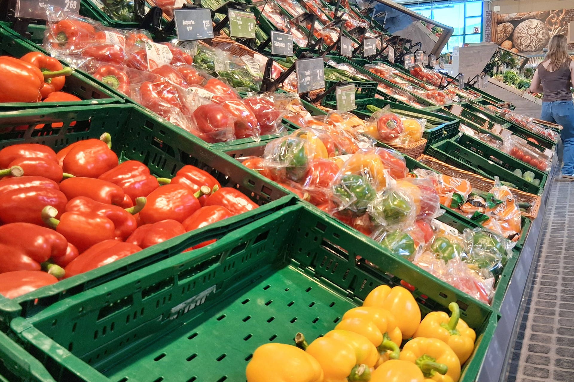 Gemüseregal in einem Supermarkt (Symbolbild): Hier kann man zu Pfingsten in Dresden einkaufen.