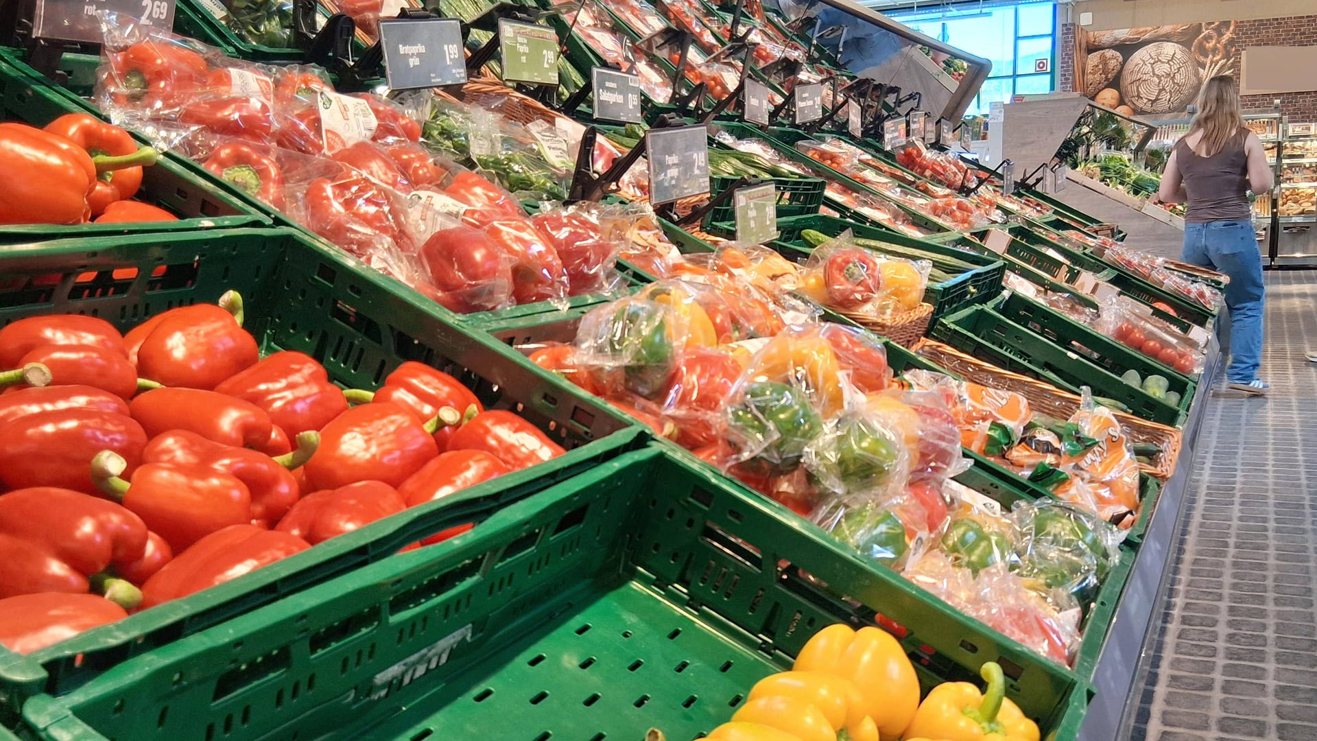 Gemüseregal in einem Supermarkt (Symbolbild): Hier kann man zu Pfingsten in Dresden einkaufen.
