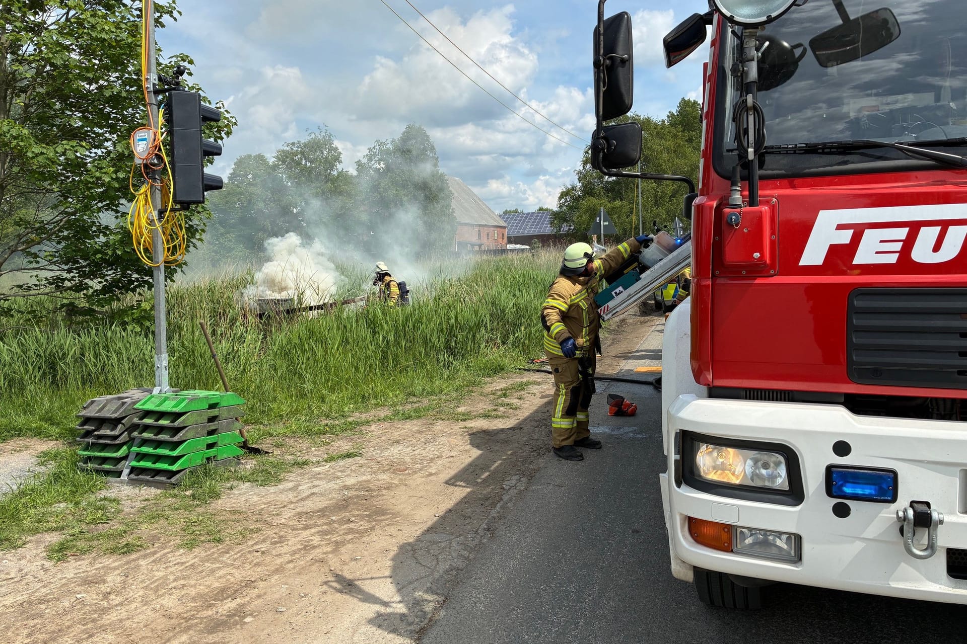 Einsatzkräfte bei einem Brand: Ein Feuer in einem Verteilerkasten hat für den Ausfall der Ampel gesorgt.