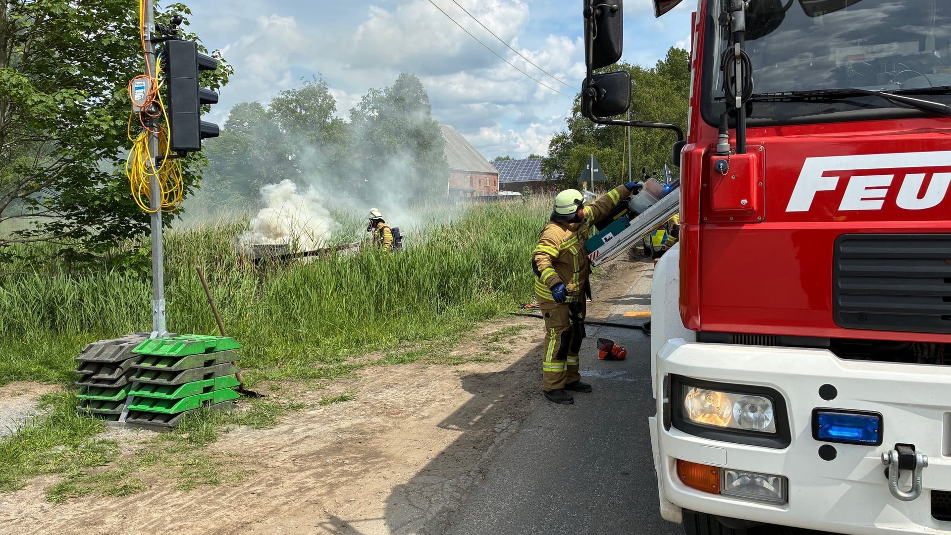 Einsatzkräfte bei einem Brand: Ein Feuer in einem Verteilerkasten hat für den Ausfall der Ampel gesorgt.